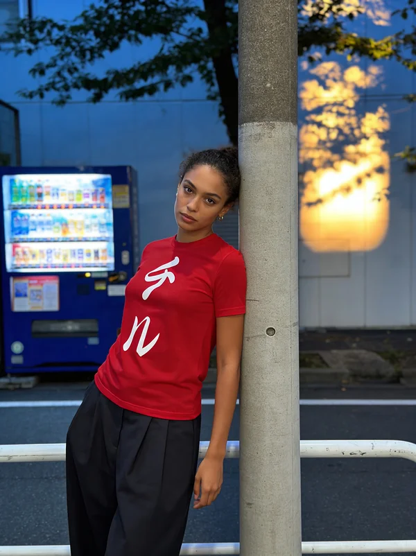 Chill / Chill out. A loanword from English used in Japan to describe a relaxed state, a cozy atmosphere, or the act of unwinding.